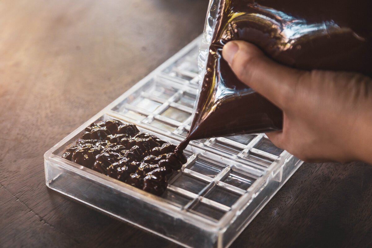 Creating Layered Effects in Molded Chocolate: Colour, Shell and Filling Layers