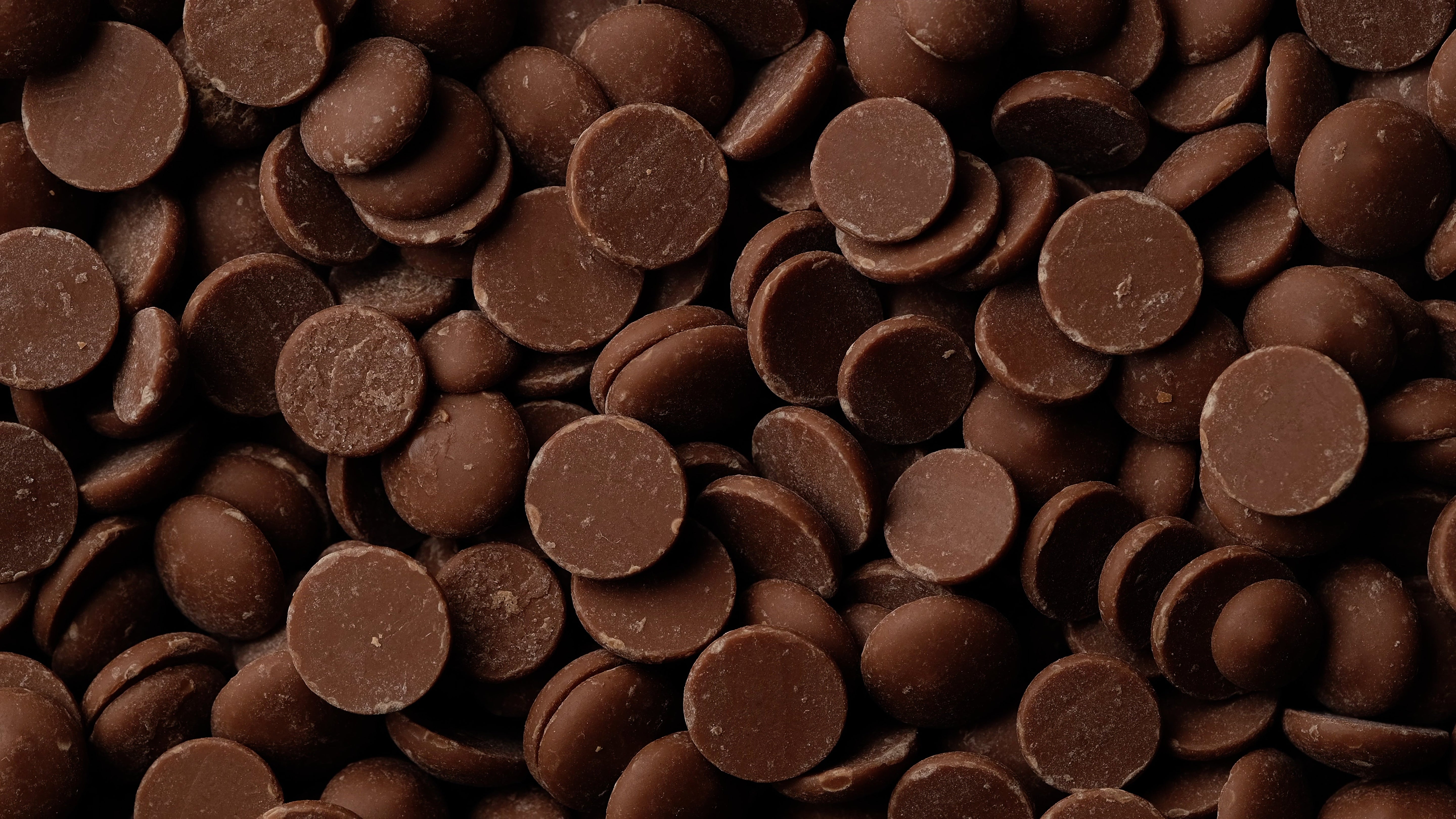 Milk chocolate couverture 30 to 39 percent cocoa content